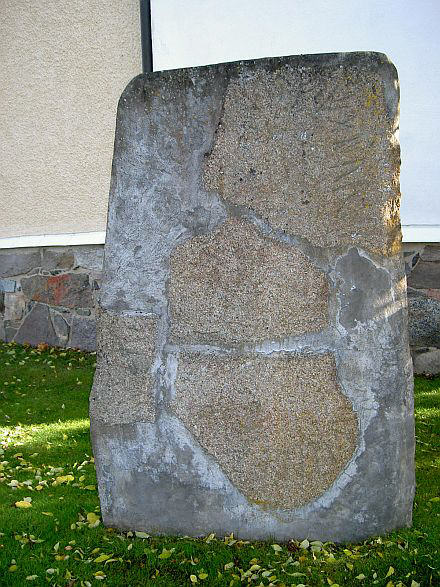Stenen bakom kyrkan