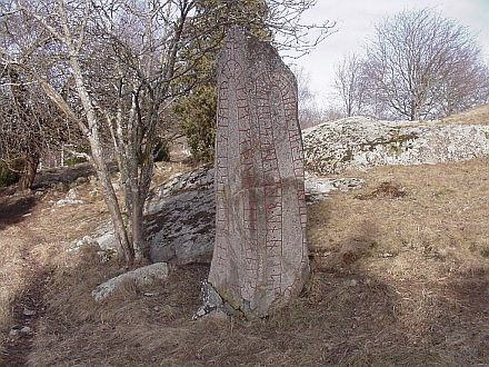 Den uppresta stenen i Åkerby hage