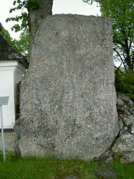 Den ena av stenarna vid kyrkan